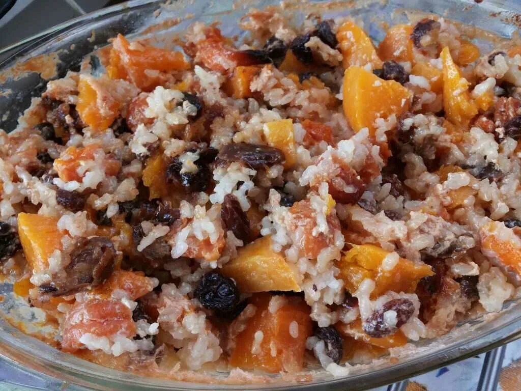 Тыква фаршированная рисом и изюмом. Тыква с рисом и изюмом. Тыквенный пирог с рисом и изюмом. Тыква с рисом и изюмом. Тыква с сухофруктами.