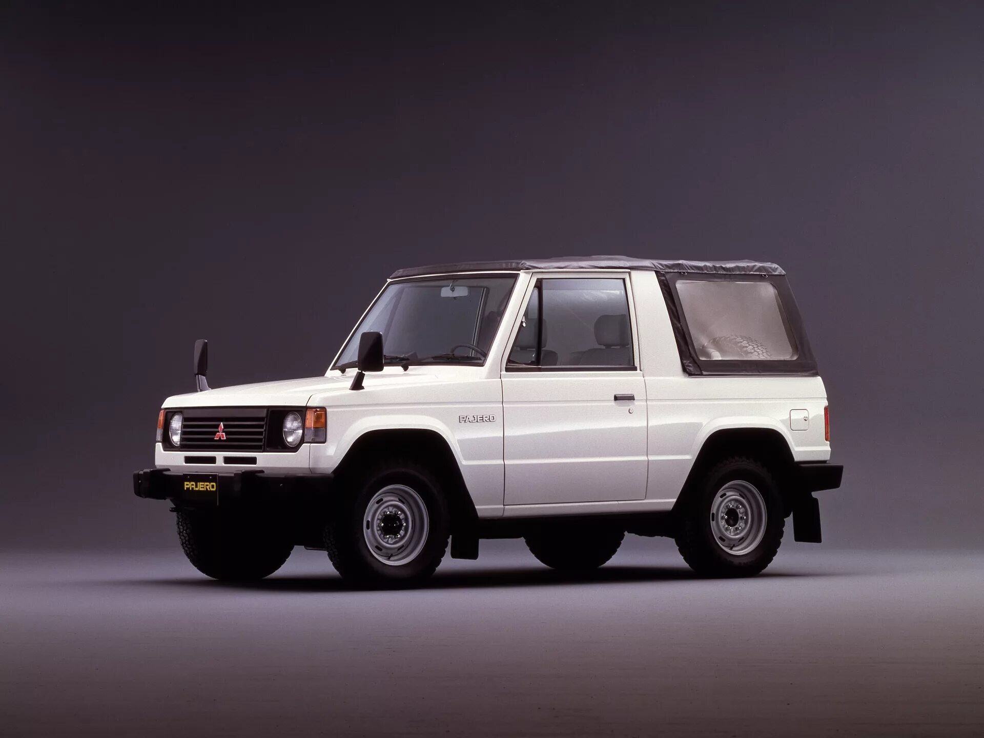 Mitsubishi pajero 1 поколение. Митсубиси Паджеро 1. Митсубиси Паджеро 1982. Митсубиси Паджеро 1 1991. Митсубиси Паджеро 1982 1991.