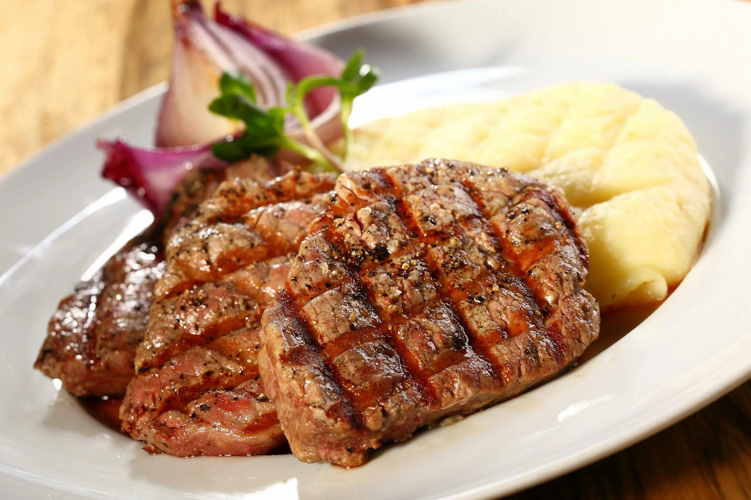 Свиная корейка на гриле. Сочный стейк. Мясо в духовке. Стейк из говядины entrecote. Стейк в рукаве в духовке.