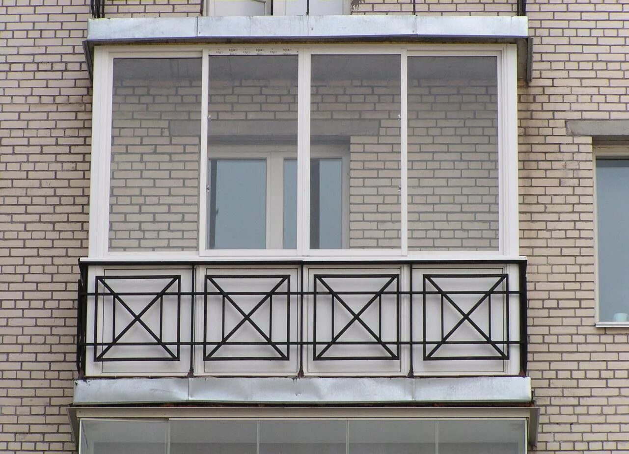 Балконные ограждения. Пластиковый балкон. Балкон снаружи. Балкон фасад.