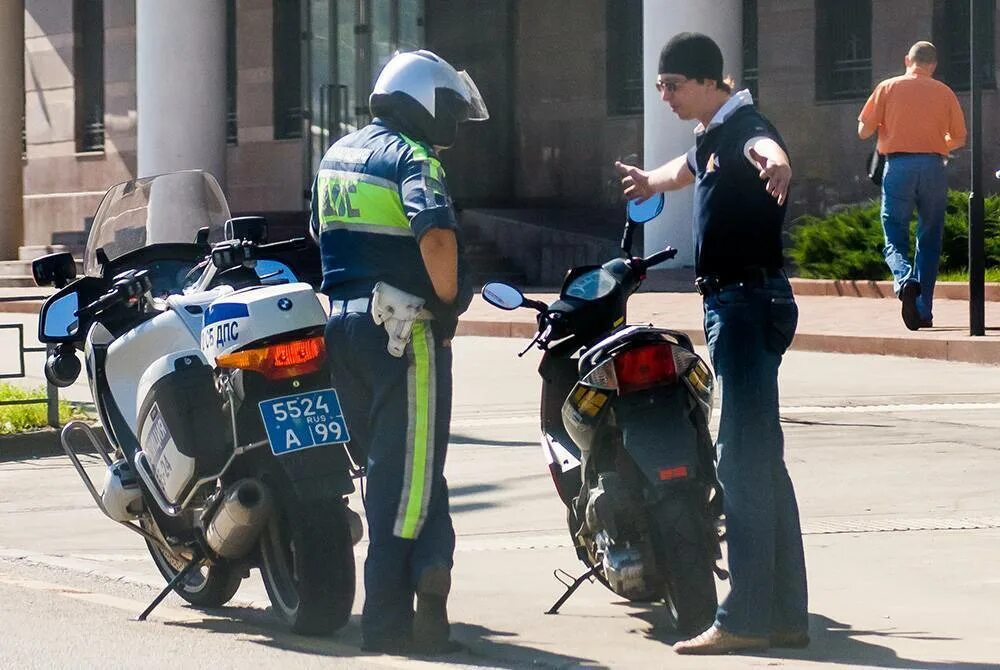 Мотоцикл для начинающих. Езда на мопеде без шлема какой штраф. На мотоцикле без шлема. Мопед. Дпс и мотоциклисты.