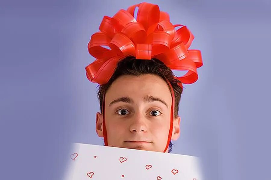 Мужик с бантиком. Мужик с бантом. Мужчина с бантом. Мужчина с красным бантом. Мужчина с бантом на голове.