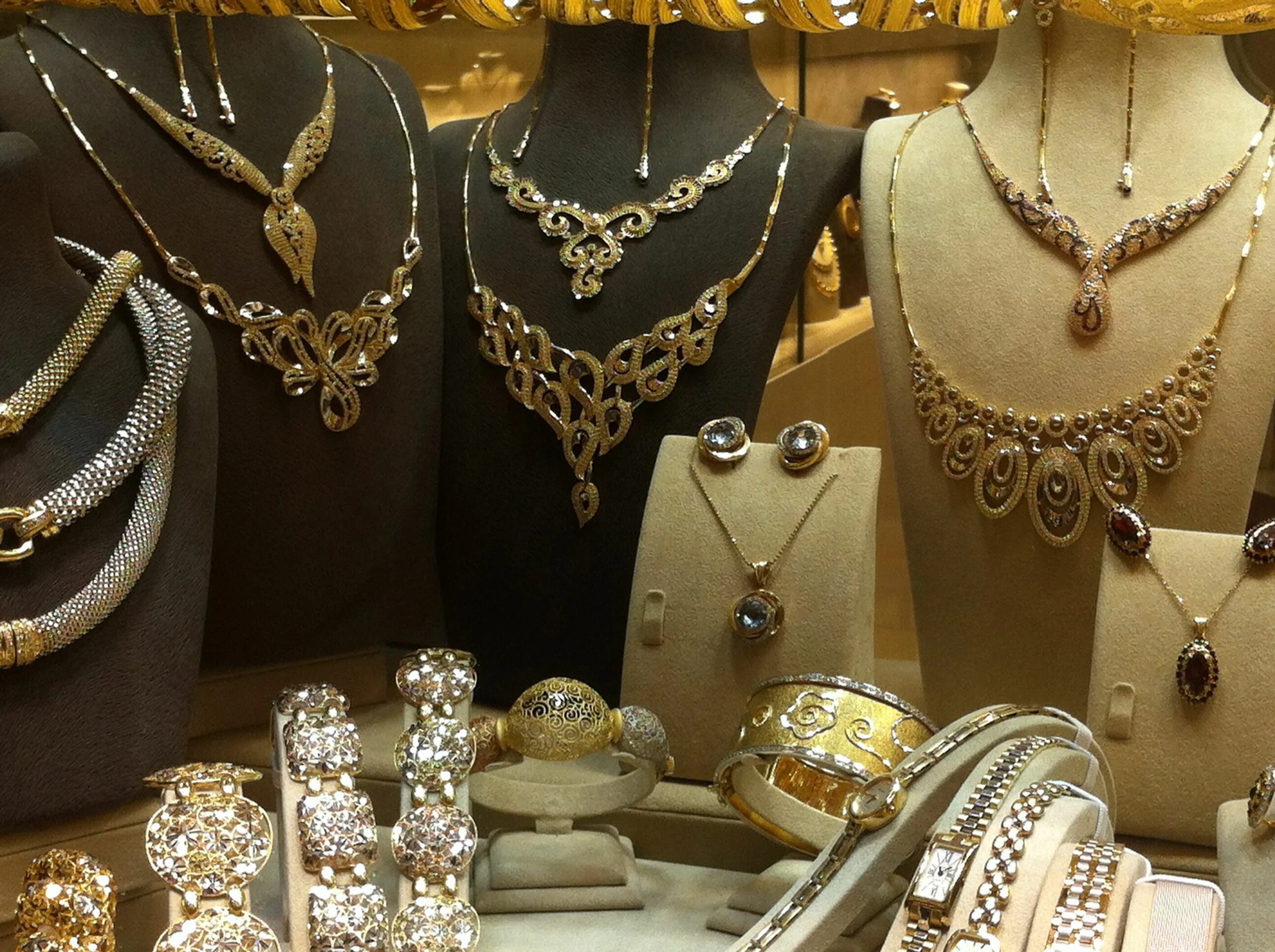 Где купить турецкие. Grand Bazaar Istanbul украшения. Bazar Gold в Стамбуле. Гранд базар Стамбул ювелирка. Ювелирного изделия туретски золота.