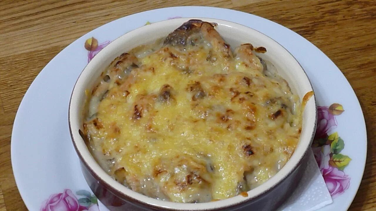 Жульен со свининой в духовке. Жульен из курицы с грибами. Жюльен грибной в валоване. Жульен со свининой в духовке. Жульен с курицей и грибами в горшочках в духовке.