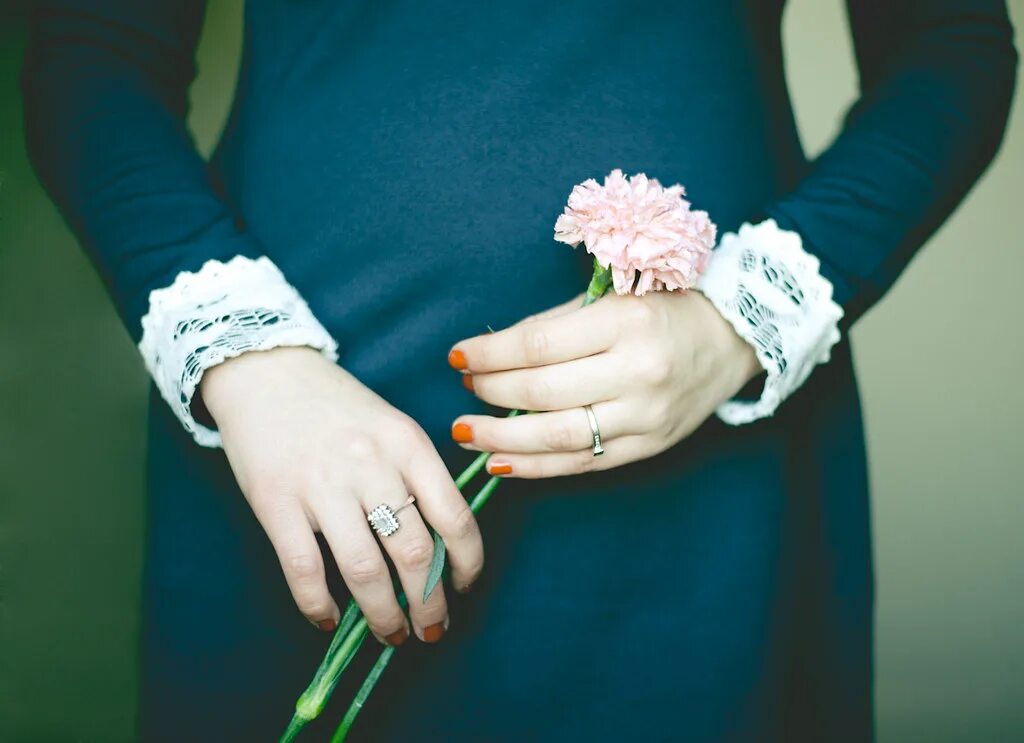 Букет в руках эстетика. Женские руки с цветами. Роза в руке. Выдержанных тонах. Рука с букетом врач.