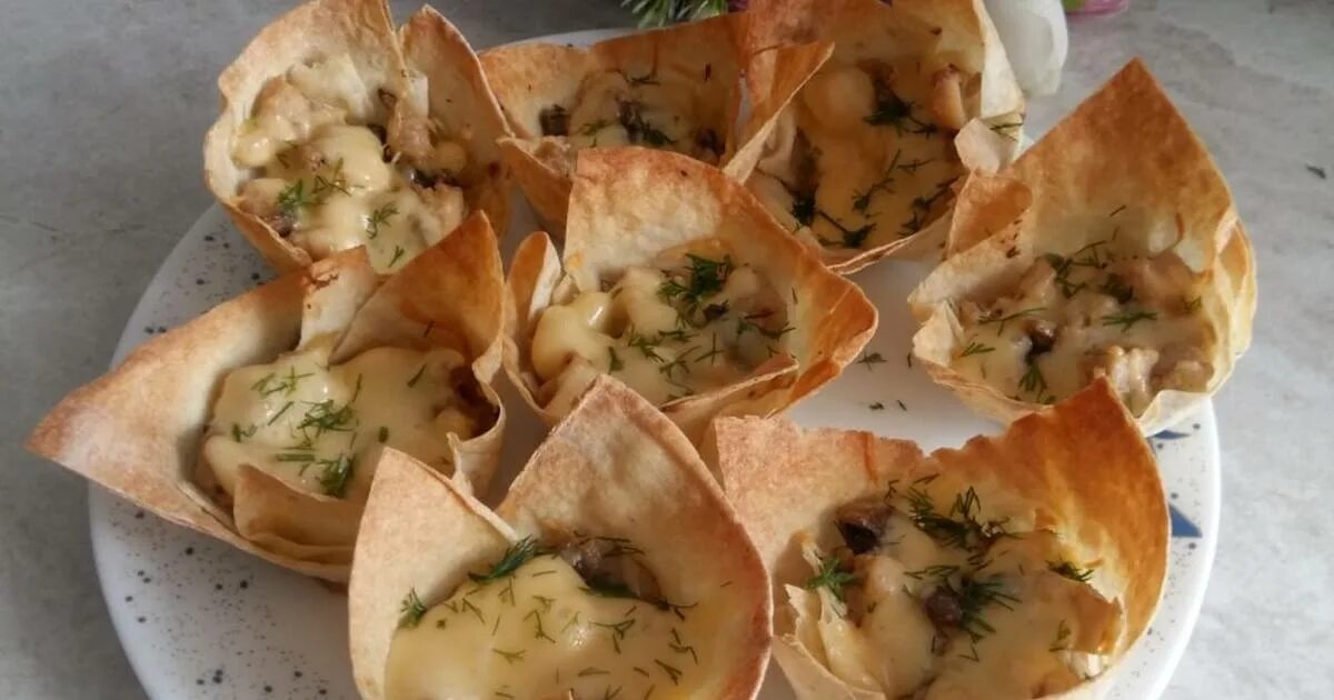 закуска в тарталетках из лаваша. рулет из лаваша с курицей и грибами. рулеты из лаваша с грибами и курицей в духовке. жульен с грибами в лаваше. корзиночки из лаваша.