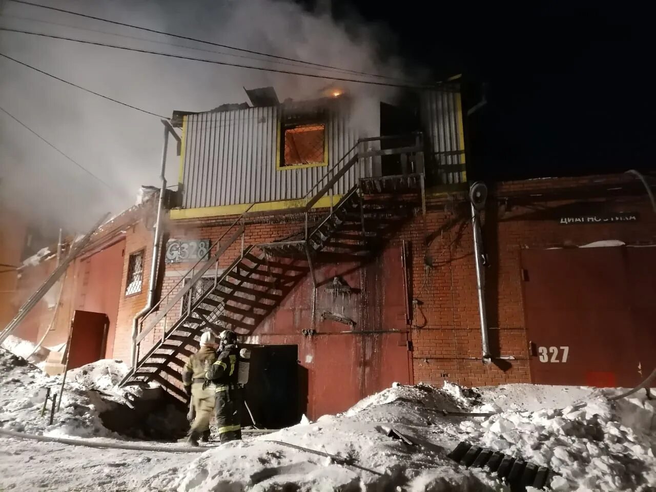 Где пожар живет. Пожар в Новосибирске в Дзержинском районе. Пожар в гараже Новосибирск. Пожар в Новосибирске сейчас в Дзержинском районе. Пожар 1 февраля Новосибирск..
