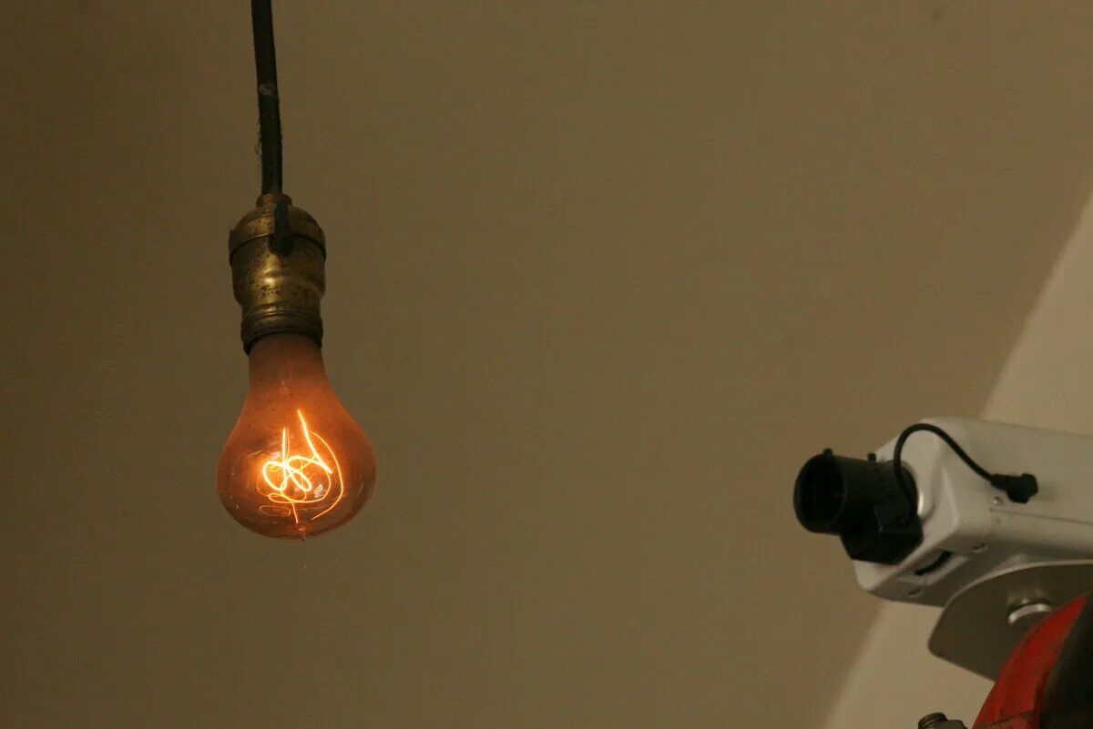 Гудят лампочки. Столетняя лампа в Ливермор. Ливермор лампочка которая горит 110 лет. Лампочка в пожарной части города Ливермор. Лампа накаливания \\Ливермор.