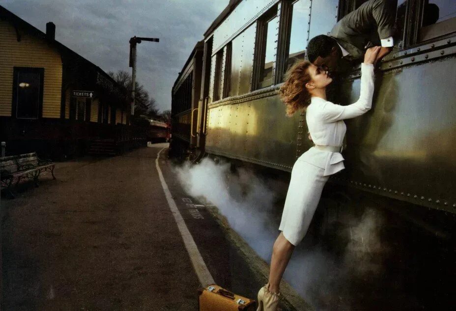 соблазнение мужчины. уходит от женщины. девушка уходит тот парня. мужчина отвернулся от женщины. женщина уходит от мужчины.