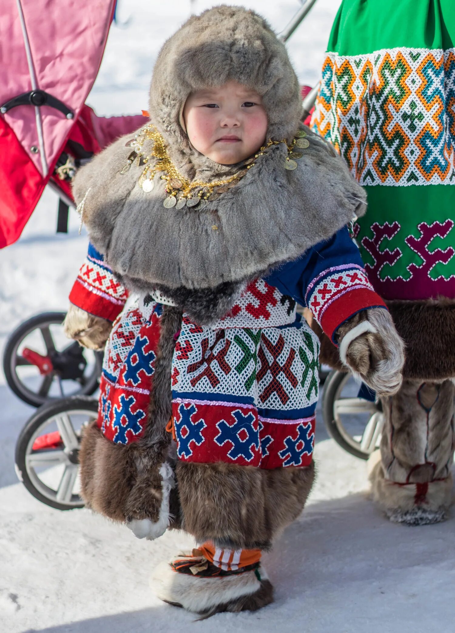 Костюм ненцев. Малица одежда. Ненецкие детские костюмы. Одежда народов севера Малица. Маленькая Малица.