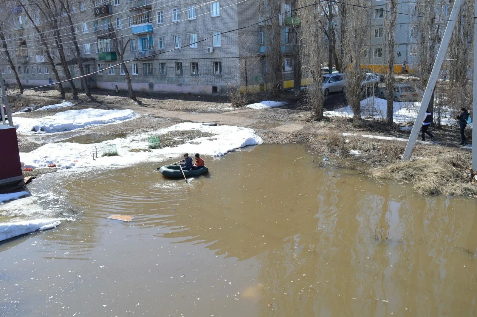 Прогноз балаково на сегодня. Лужи Балаково. Улица с лужами. Лужи весной. Лужи в городе.