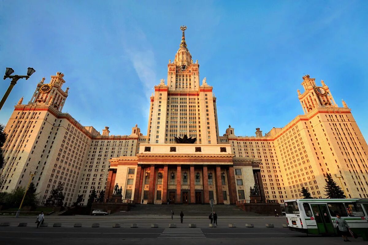 Стиль мгу. Сталинские высотки МГУ. Московский государственный университет. Университет МГУ В Москве. Здание МГУ.