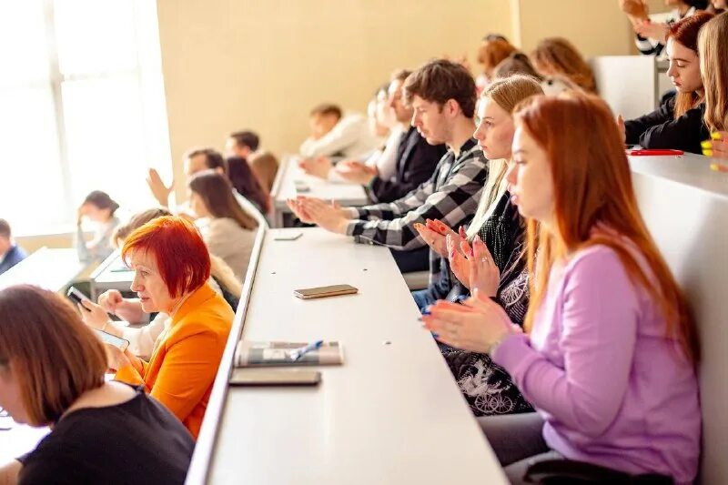 Выпускники университета. Современный студент. Студенты. Студенческое образование. Занятия в колледже.