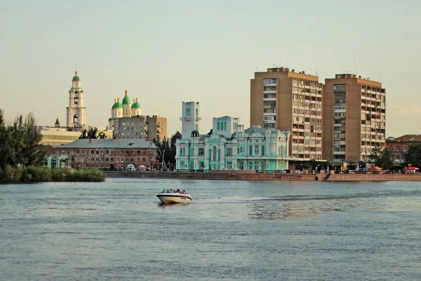 Какие в астрахани места. АЦКК Астрахань набережная. Астрахань набережная Волги. Новая набережная Астрахань. Набережная эллинга Астрахань.