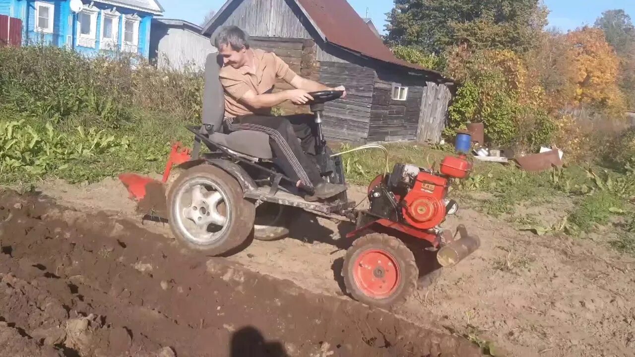 Пахать плугом видео. Мотоблок деревенский. Мотоблок сельский. Пахота мотоблоком Брайт. Мотоблок пашет землю.