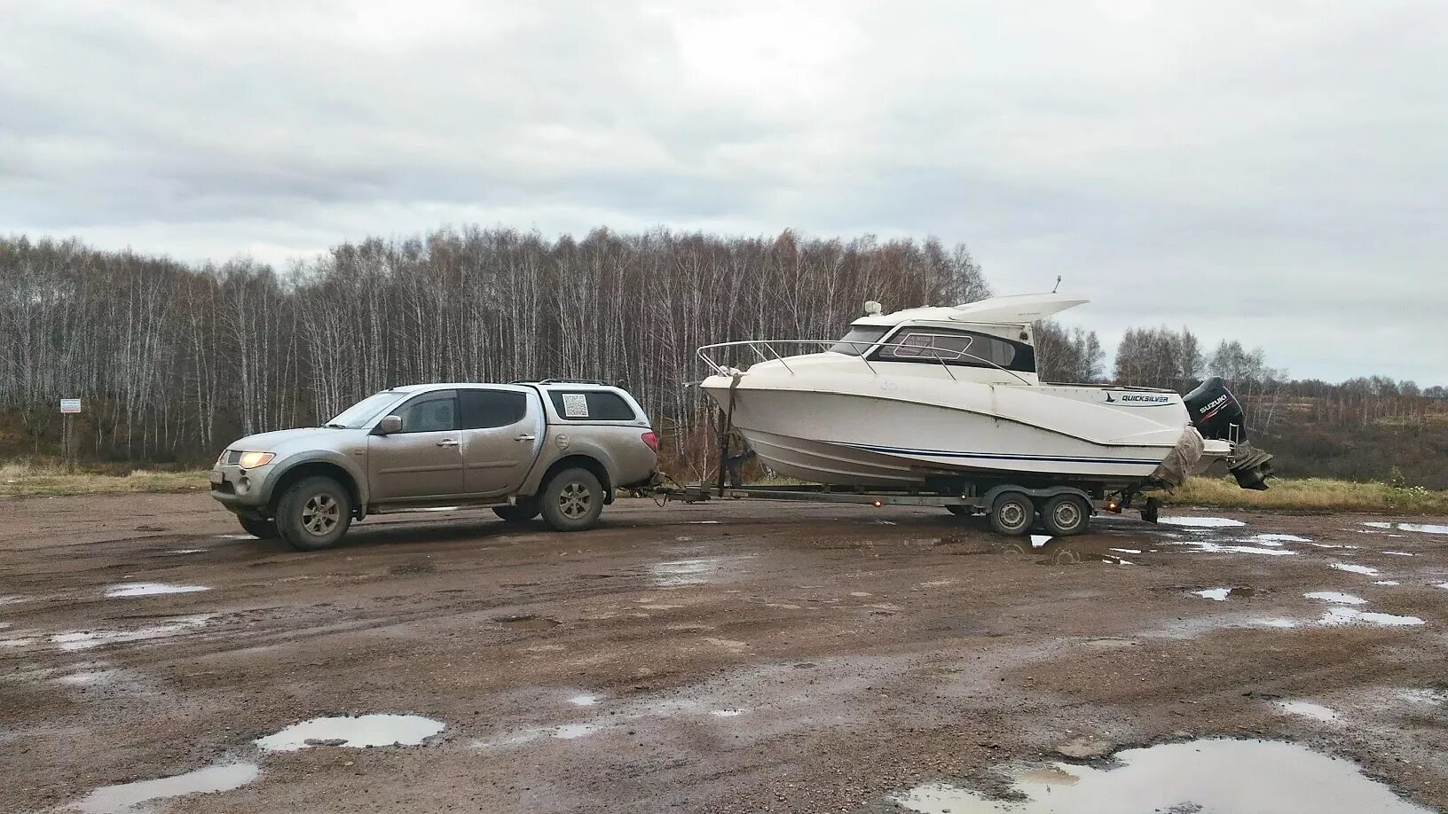 Перевезти катер. Прицеп для катера. прицеп для яхты. спуск лодки с прицепа на воду. перевозка катера на прицепе.