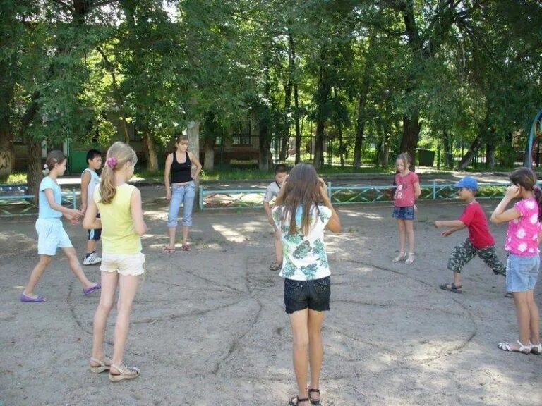 Игры для детей. Во дворе гуляют 14. Реши задачу во дворе гуляло 7 кур и 4. Дети не улице. Детская площадка зимой.