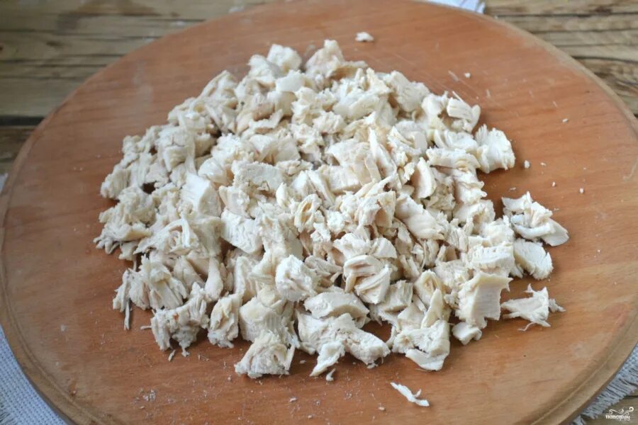 Курица нарезанная кусочками. Курицу нарезаем небольшим кусочками. Приготовьте вкусный питательный салат Genshin. Как нарезать куриное филе для гранатового салата.