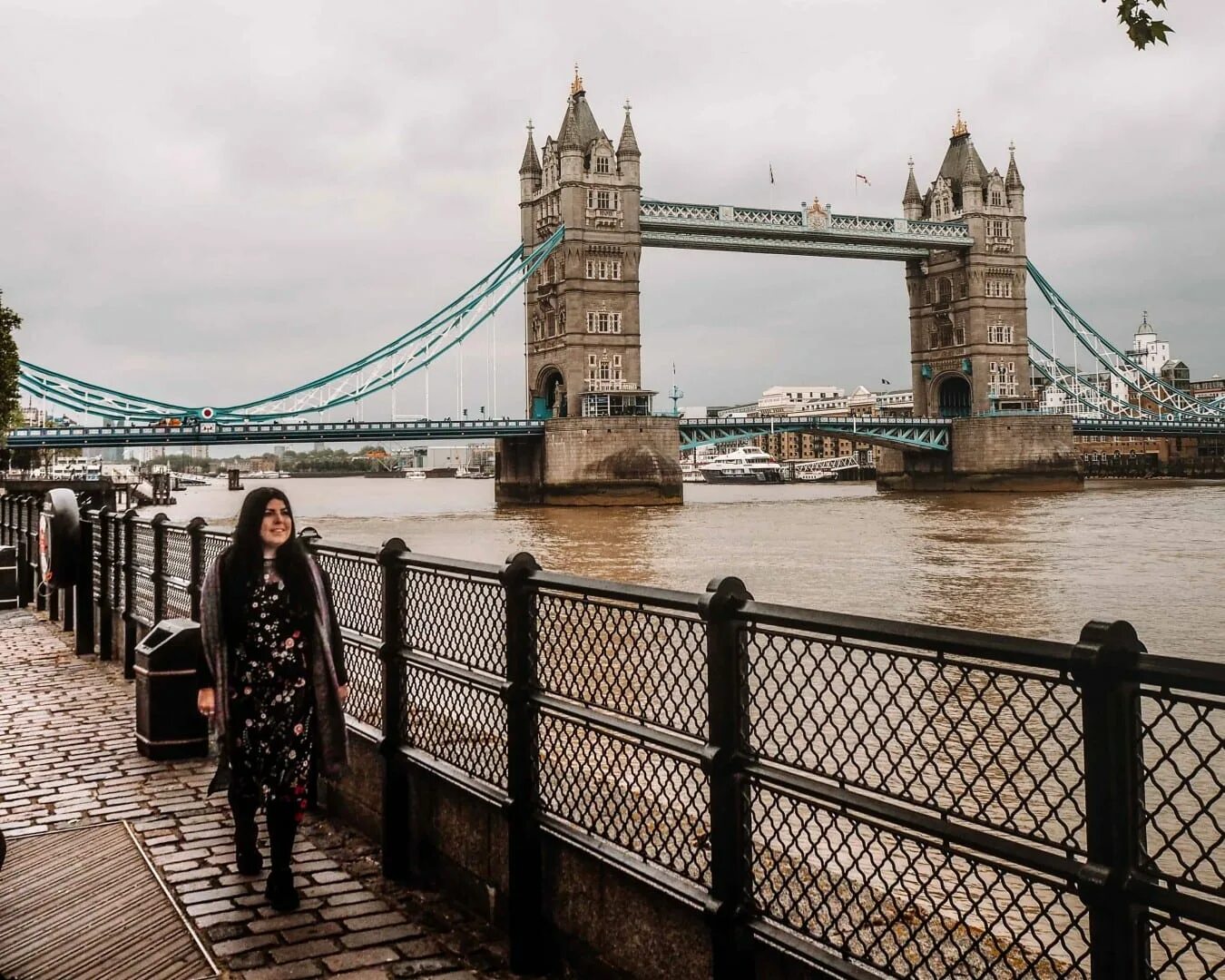 Включи london bridge. Тауэрский мост в Лондоне. Набережная Виктории Лондон Вестминстер. Тауэрский мост достопримечательности Лондона. Лондон Тауэр aesthetic.