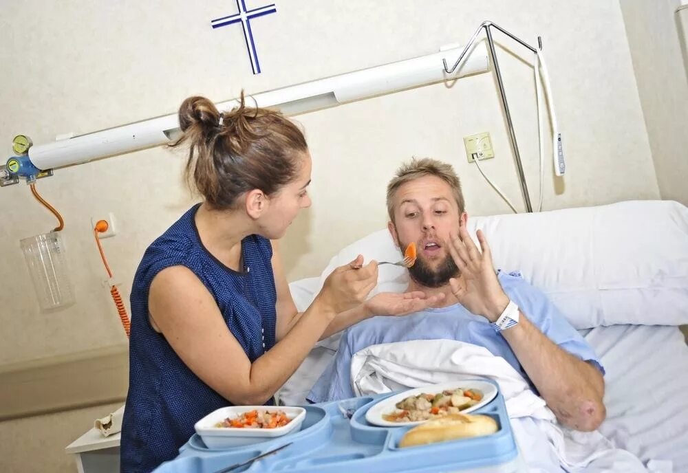 Деменция отказывается от еды. Пациент и еда. Питание больного. Кормление пациента. Пациента кормят.