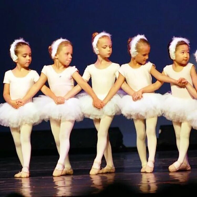 Танец маленьких. Маленькие танцоры. Балетные танцы для детей. Хореографическое искусство дети. Классический танец дети на сцене.