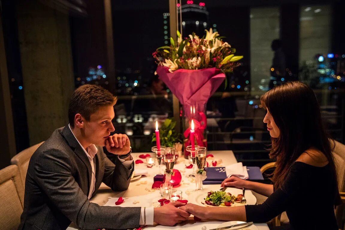 Предложение руки и сердца девушке. Романтическое свидание. Дом свиданий. Романтический ужин в ресторане. Романтический ужин.