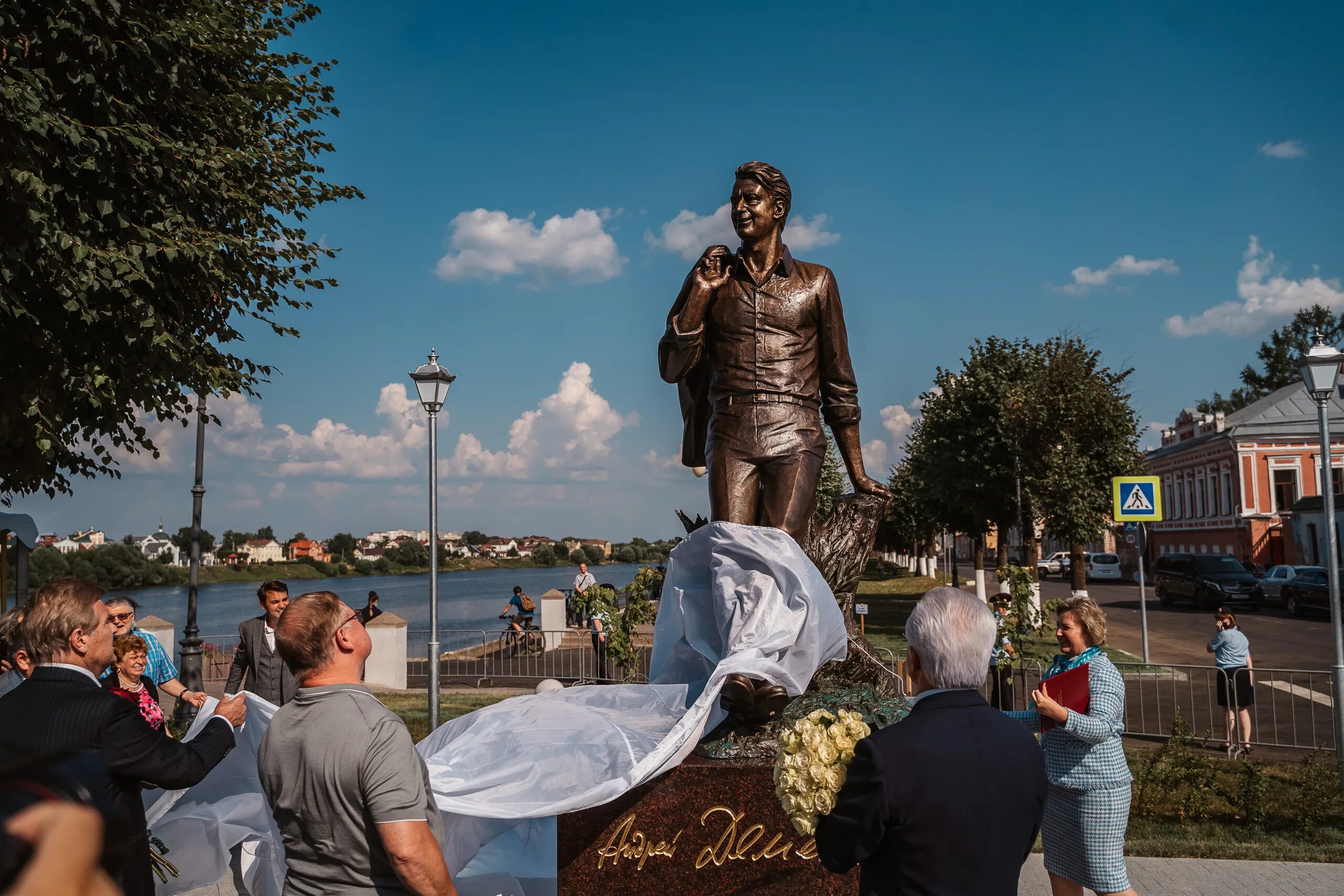 Люди живущие в твери. Памятник Андрею Дементьеву в Твери. Памятник в Твери на набережной Степана Разина. Памятник Дементьева в Твери.