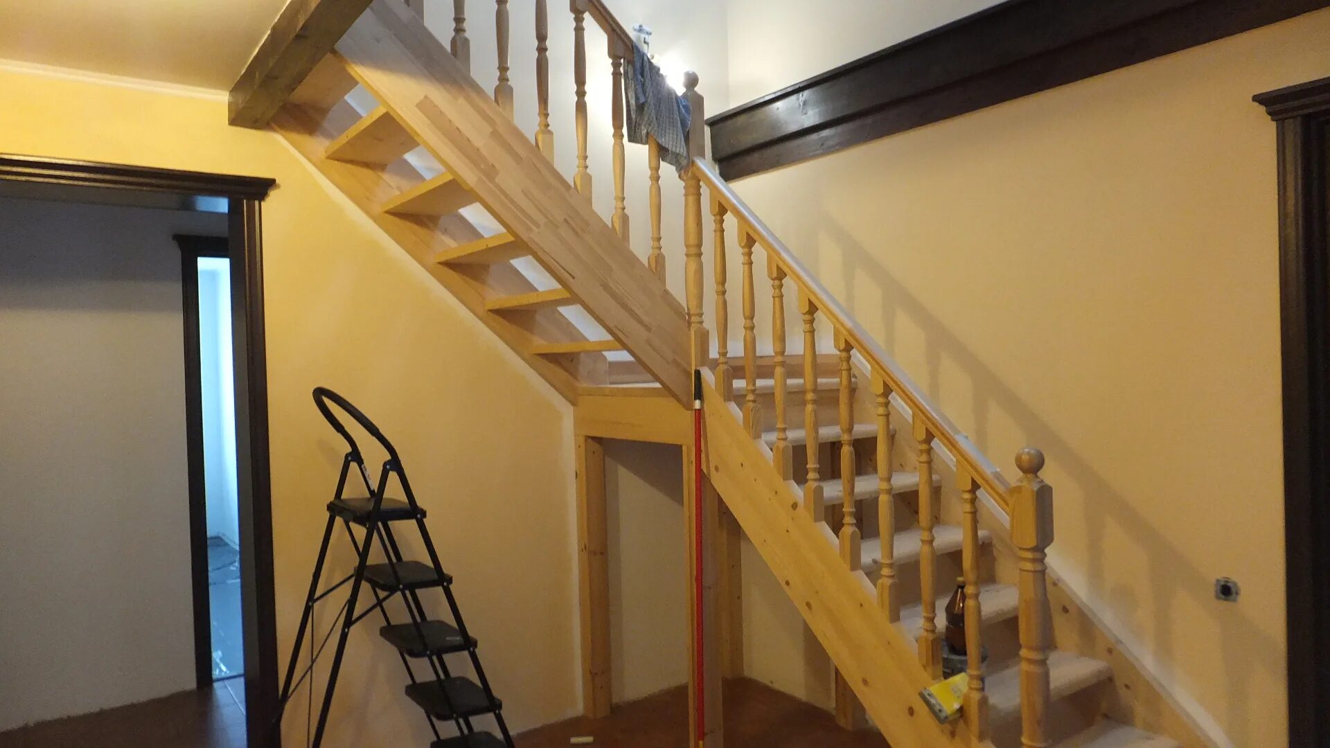 Как закрыть второй этаж. Деревянная лестница. Лестница деревянная на второй этаж. Лестница на мансарду в частном доме. Лестница деревянный между этажом.