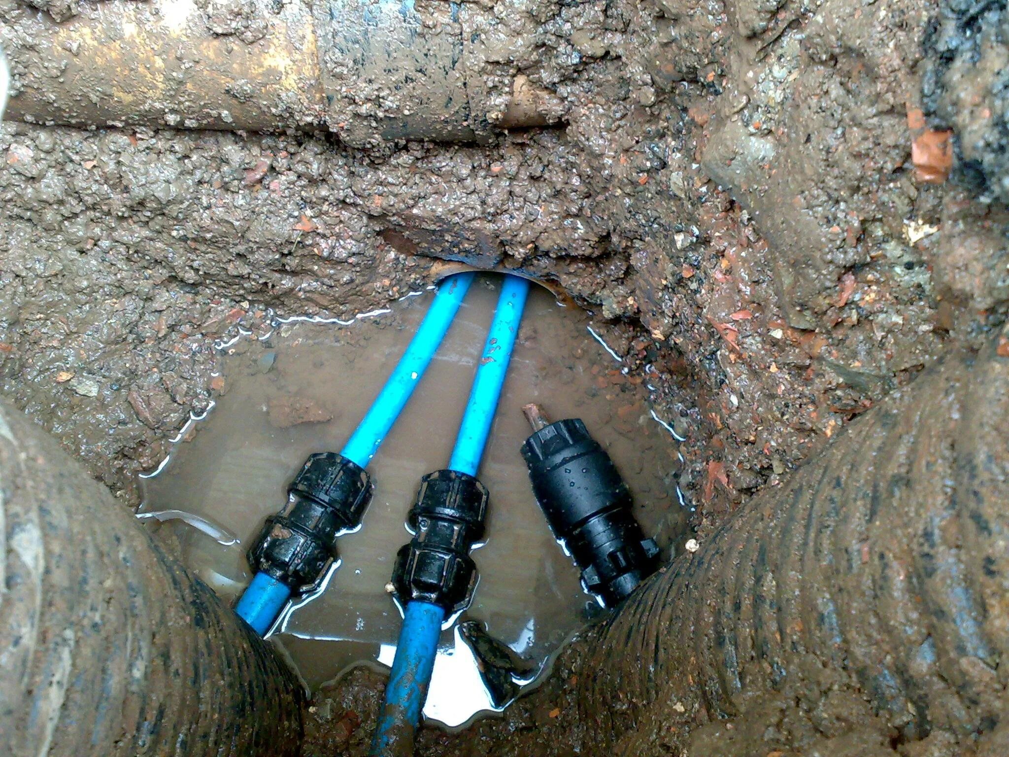 Водопровод в сельской местности. Кран для дачного водопровода. Взу водозаборный узел. Узел врезки трубопроводов. Водопровод шаховская.