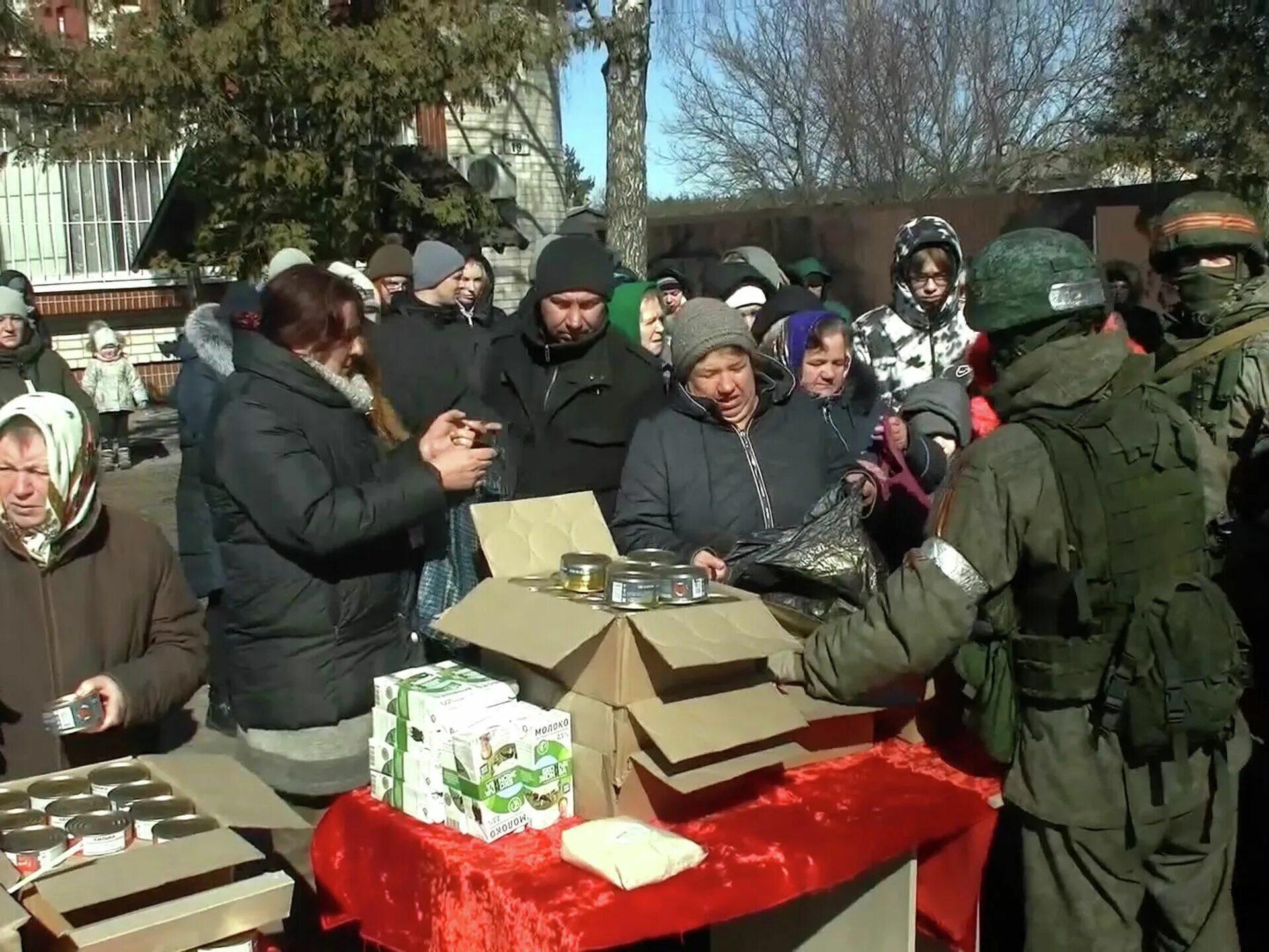 Что будет после помощи украине. Гуманитарная помощь Украине. Военные раздают гуманитарную. Гуманитарная помощь российским военным на Украине. Помощь солдатам на Украине российским гуманитарная.