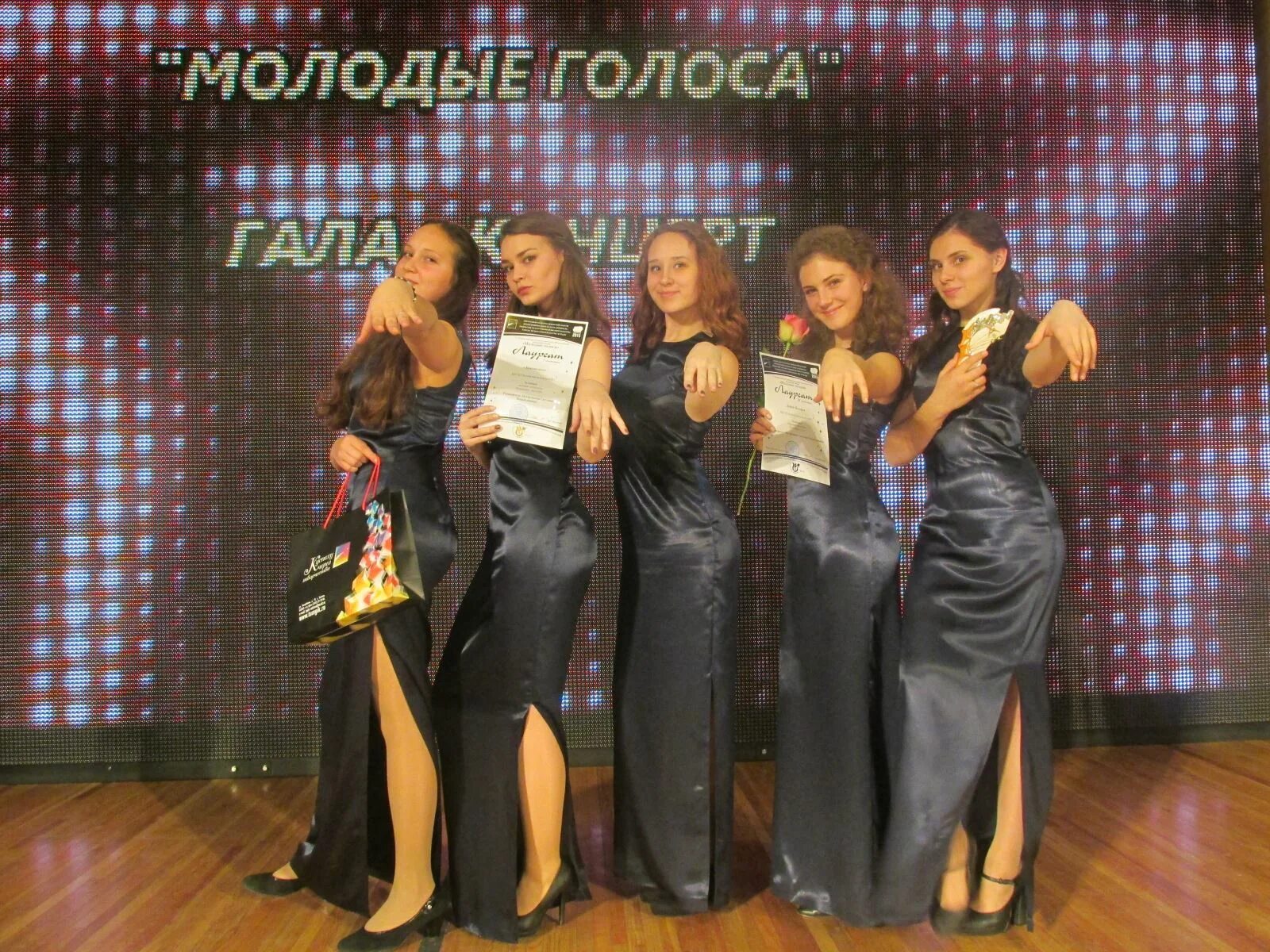 Виа молодые голоса. Группа круиз звездный скиталец. Человек поет. Поет в микрофон. Конкурс молодые голоса картинки.