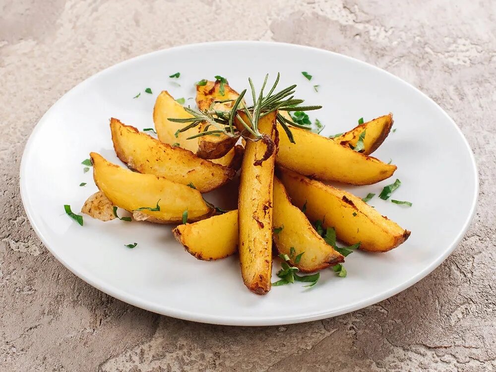 Рецепт запеченного картофеля дольками. Картофель запеченный с розмарином. картошка запеченная с розмарином. картофельные дольки с розмарином. картофель запеченный дольками.