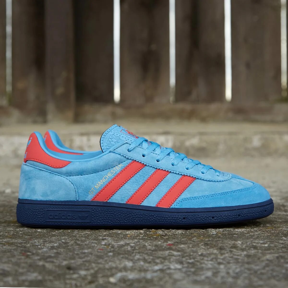 Adidas gt Manchester Spezial. Adidas Manchester SPZL gt. Adidas Spezial кроссовки Manchester 89. Adidas Spezial gt. Адидас красно синие