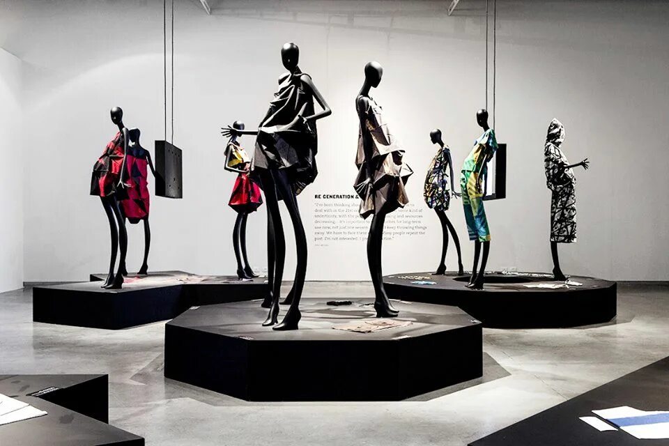 Hans boodt mannequins. Манекены стенд. Манекены стенд. Выставочный манекен. Манекен женский.