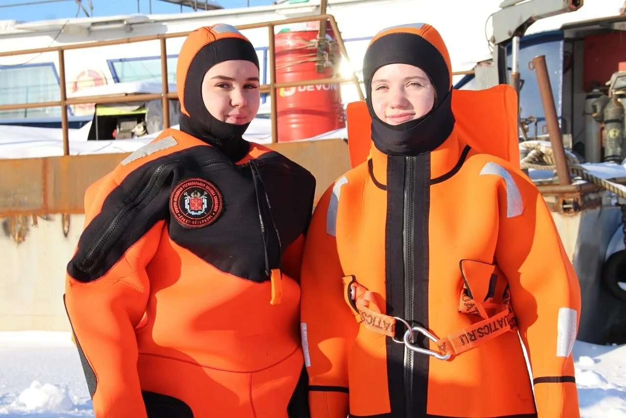 Спасательный гидрокостюм Nautic. Спасательный костюм для детей. Спасательный водолазный костюм. Гидрокостюм на судне.