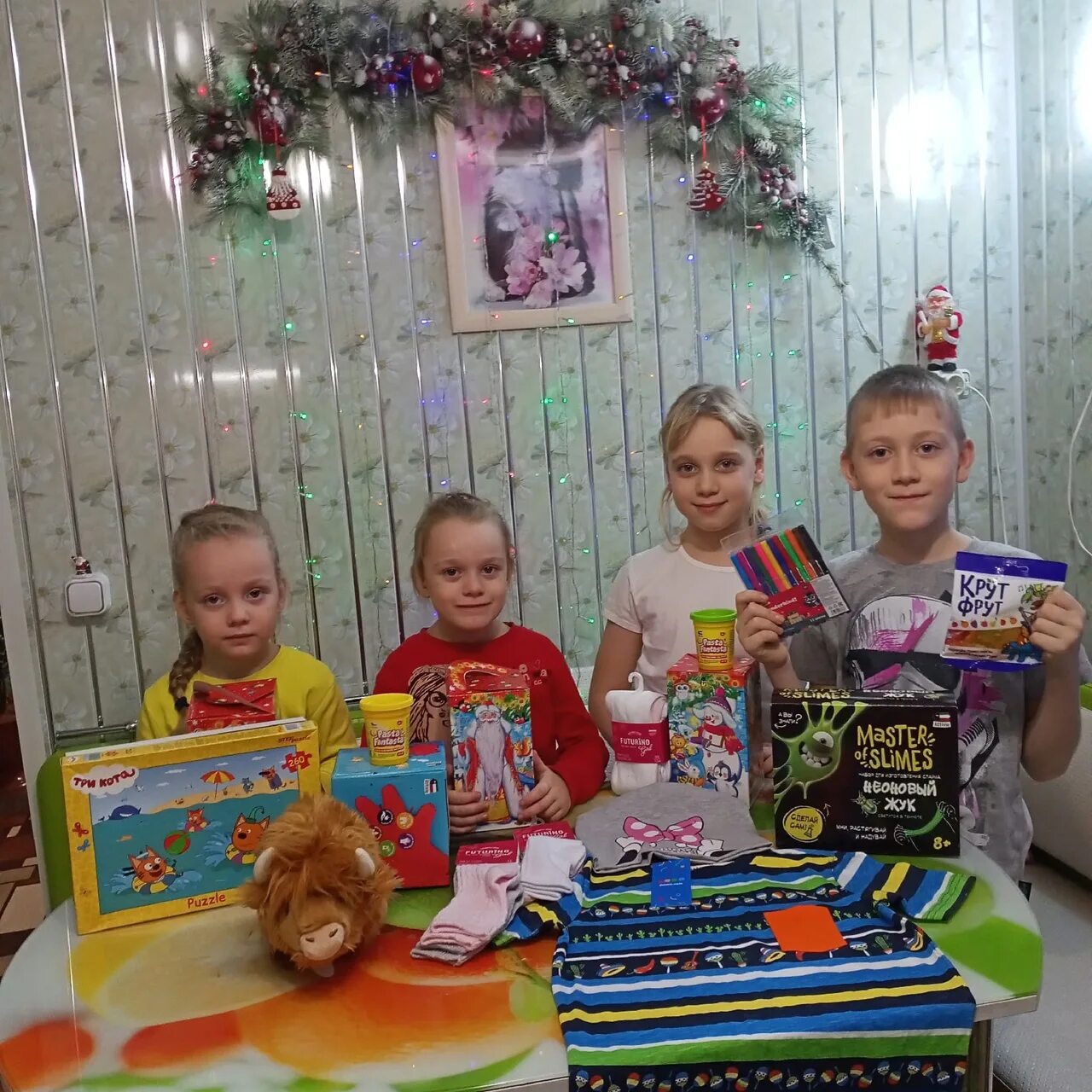 Подарки детям многодетным от соцзащиты. Новогодние подарки от соцзащиты. Подарки для малоимущих. Новогодние подарки от соцзащиты. Многодетным семьям новогодние подарки от соцзащиты иркутск.