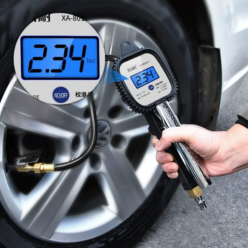 Измерение давления автомобиля. Замер давления в шинах. Измеритель давления в шинах автомобиля. Давление в колесах. Давление в автомобильных шинах.