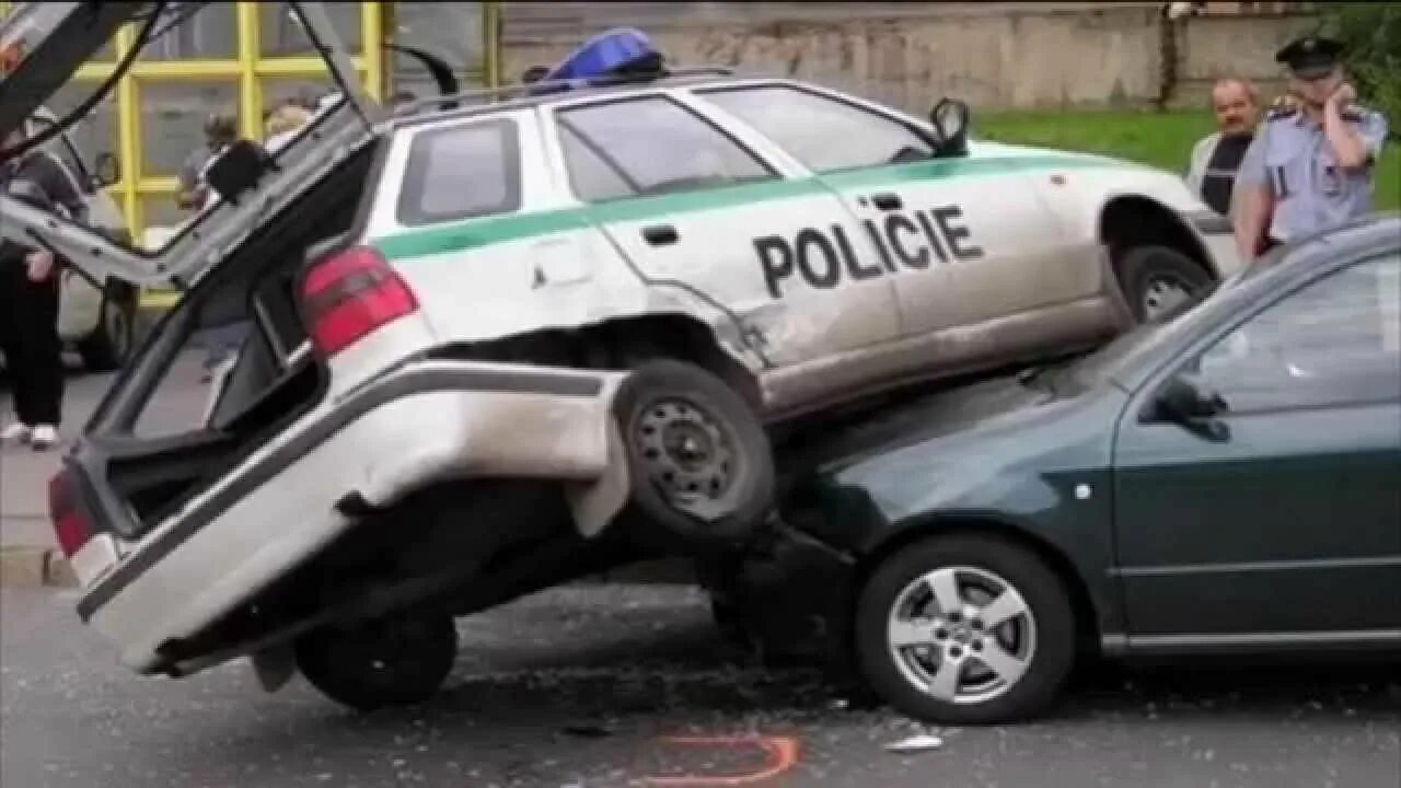 Полицейский разбивает машину. Разбитые полицейские машины. Сломанная Полицейская машина. Разбитая Полицейская машина. Разбитые милицейские машины.