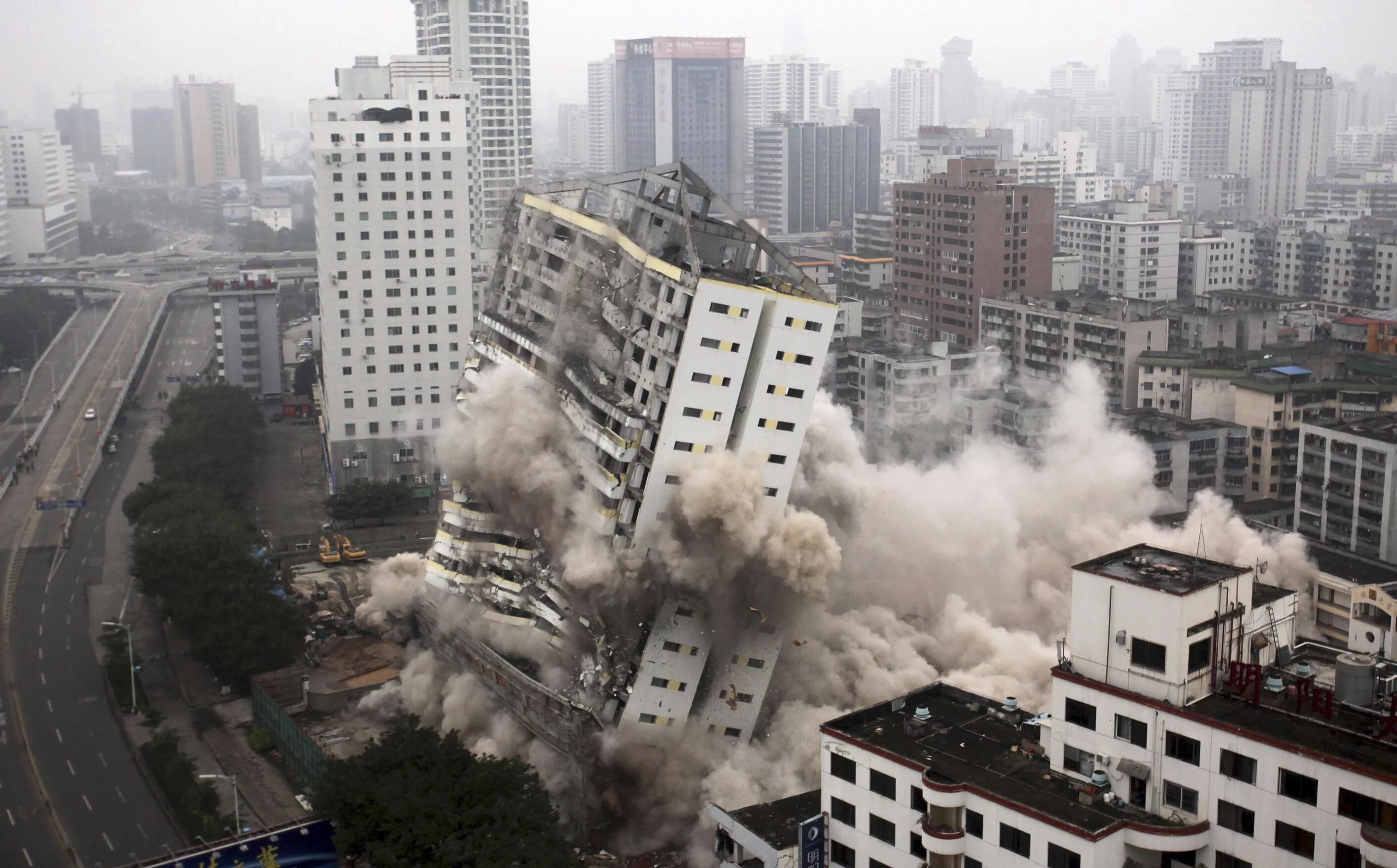 Разрушение зданий и сооружений. Разрушение домов. Падающее здание. Разрушение зданий взрывом.