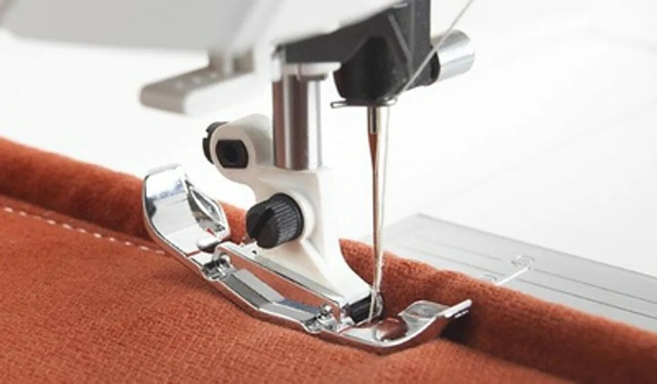 Швейная машинка для молнии. Лапка Pfaff 820256-096. Швейная лапка для пришивания Канта. Pfaff лапка для Канта. Лапка для вшивания шнура Канта.