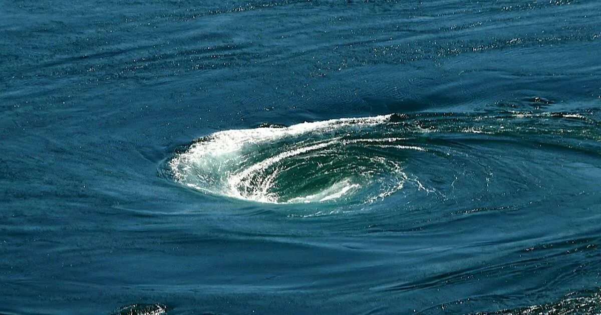 Мальстрём. Гигантский водоворот. Водоворот в море. Самые опасные водовороты. Как в народе называли водоворот на реке