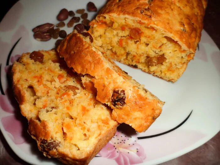 Пирог с морковью. Выпечка морковный кекс в духовке. кексы с морковкой и изюмом. пирог с морковью и изюмом. немецкий пирог с морковью.