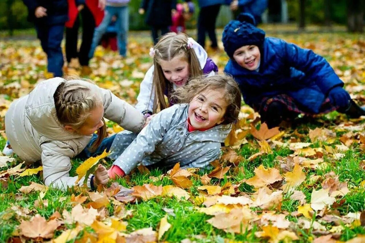 Школьники на прогулке. Дети на улице осенью. Прогулка в парке школьники. Осенние забавы.