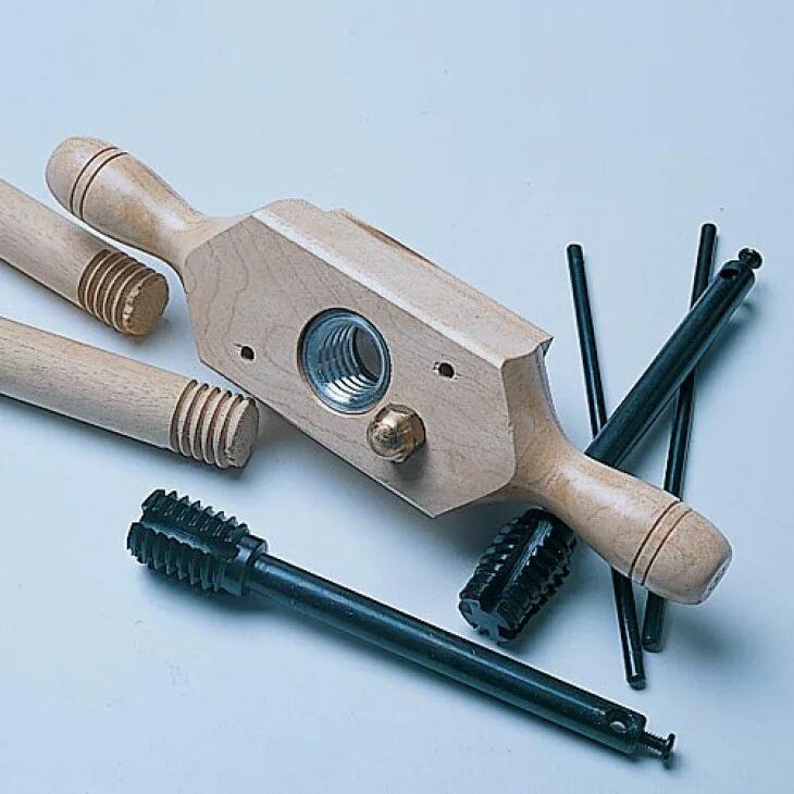 Чем можно сделать резьбу. Инструмент для нарезания резьбы на дереве. Приспособление для нарезания наружной резьбы Force 66901. Метчик для нарезки резьбы по дереву. Метчик для деревянной резьбы.