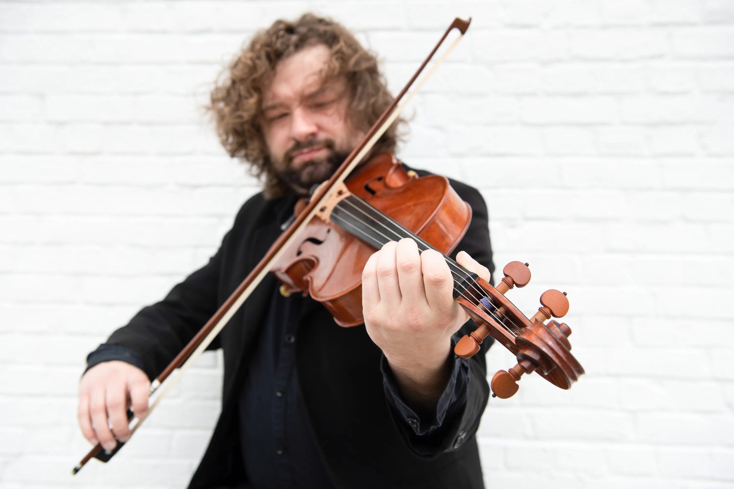 Человек со скрипкой. Скрипач. Игра на скрипке. Игра на скрипке. Violins playing.