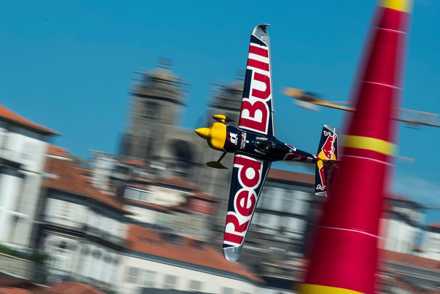 Red bull air. Ред булл air race. самолеты red bull air. red bull air race комбинезон. майк мэнголдred bull air race.