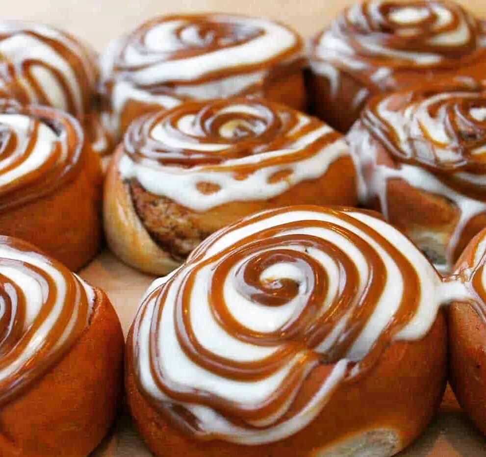 Сдобные булочки с маком. Булка с корицей. Булочка с корицей. Выпечка т. Булочки завиванцы с корицей.