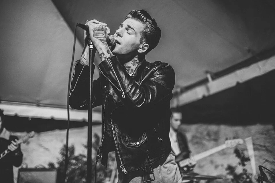 The neighbourhood you get me so high. Группа the neighbourhood. Зе нейборхуд. Солист группы NBHD. Брайан саммис the neighbourhood.