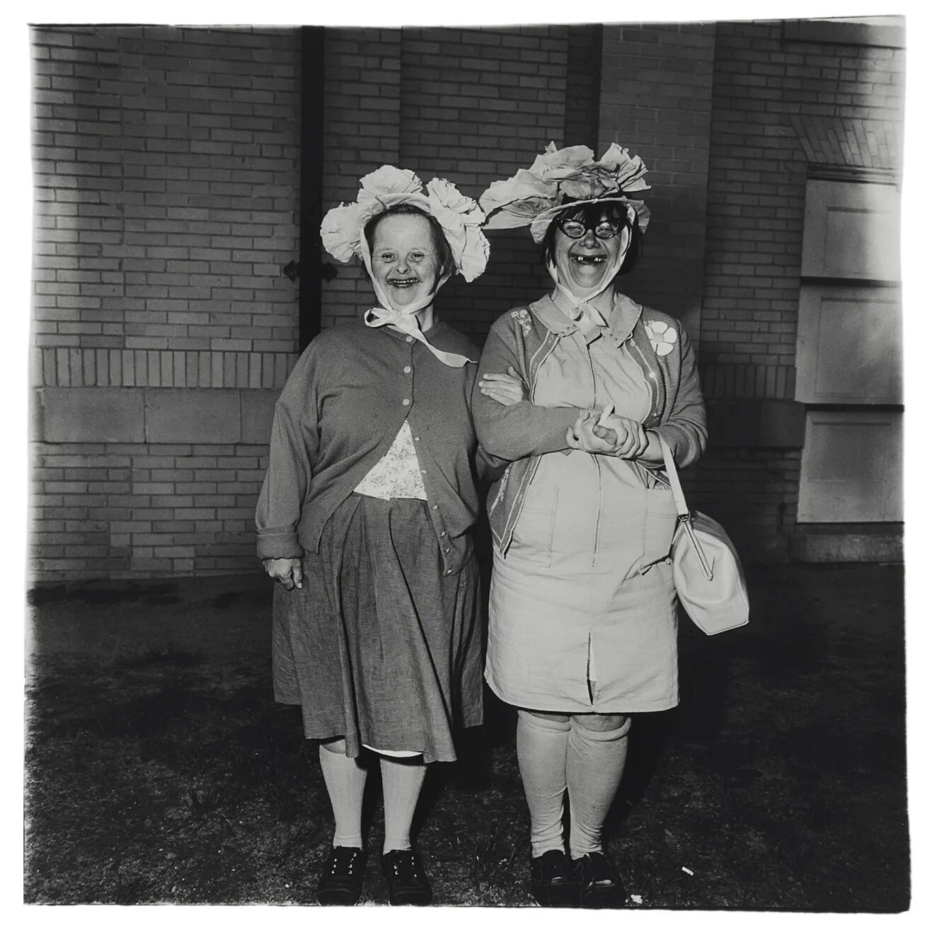 Две старые девушки. Диана арбус близнецы. диана арбус, сша, 1923–1971. диана арбус две сестры. диана арбус американский фотограф.