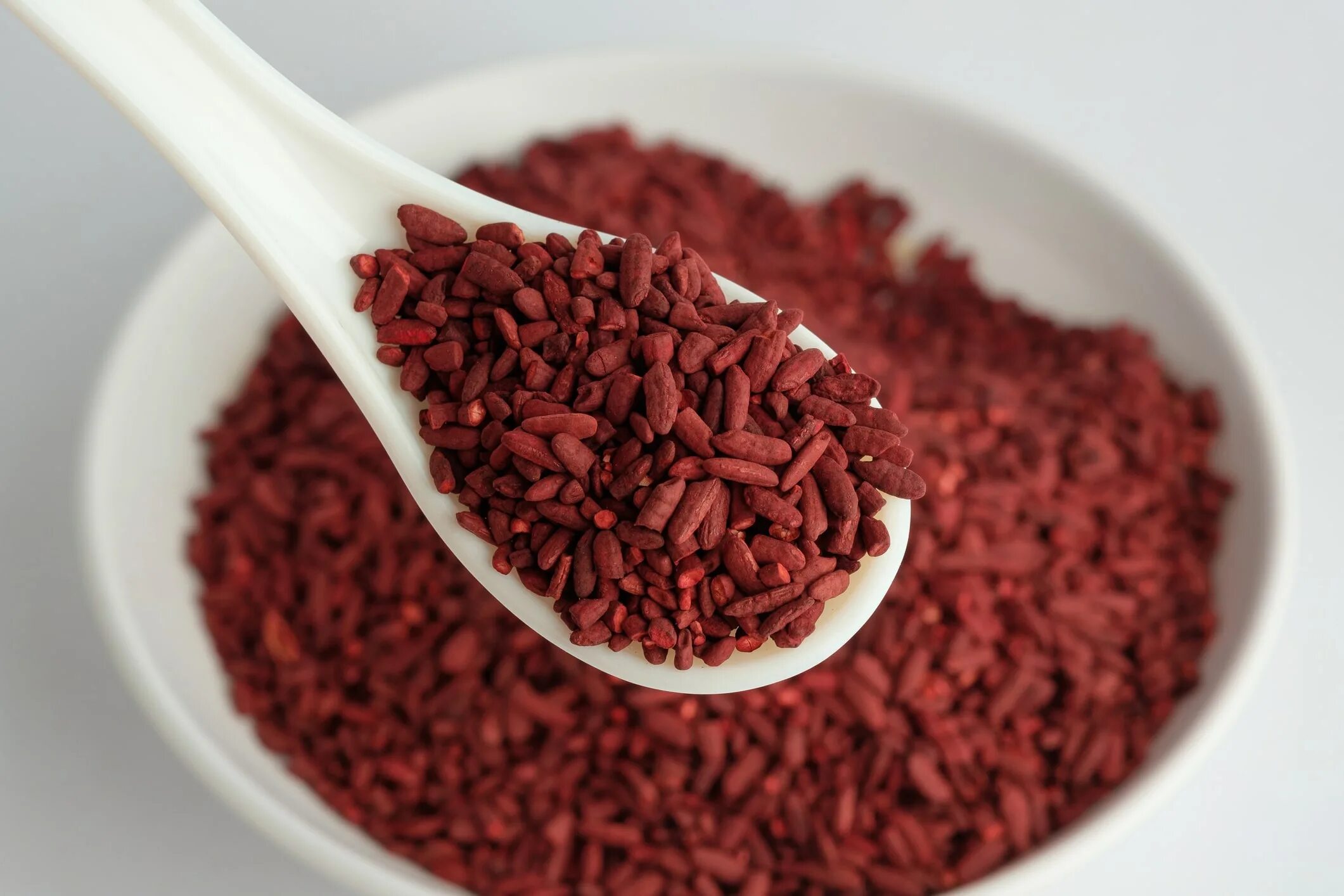 Красный ферментированный рис. Красный дрожжевой рис. Красный рис Кодзи. Красный дрожжевой рис рис ферментированный.